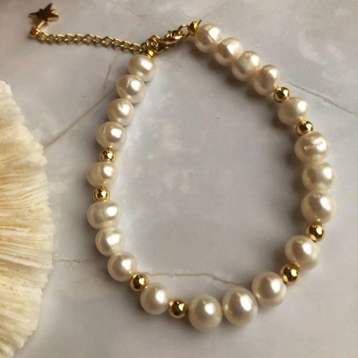 Armband van natuurlijke pareltjes met slotje in goud - Afbeelding 2