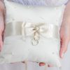 Elegant Ringkussen in satijn met verfijnde pareltjes 17,5 cm