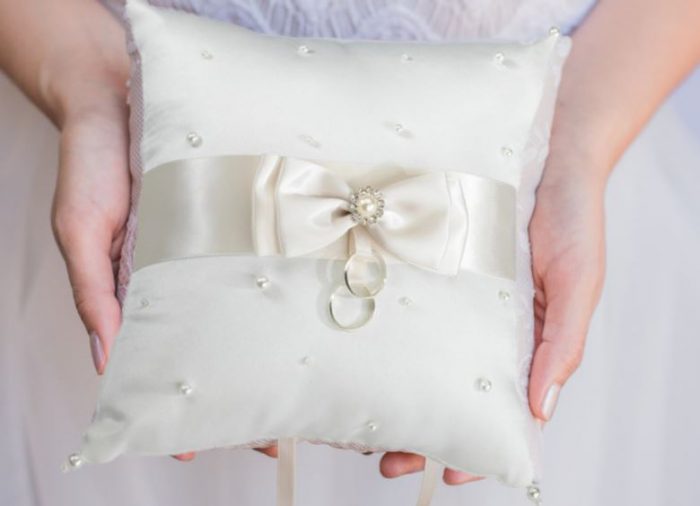 Elegant Ringkussen in satijn met verfijnde pareltjes 17,5 cm
